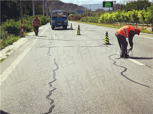 用于高速裂縫修補的嘉格公路路面裂縫貼能否用道路密封膠代替