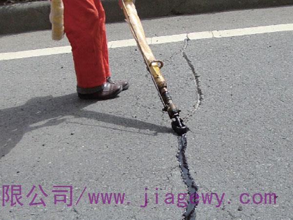 使用瀝青公路灌縫膠處理路面裂縫真方便