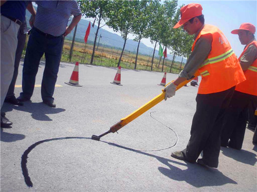 道路灌縫膠應用于路面裂縫處理